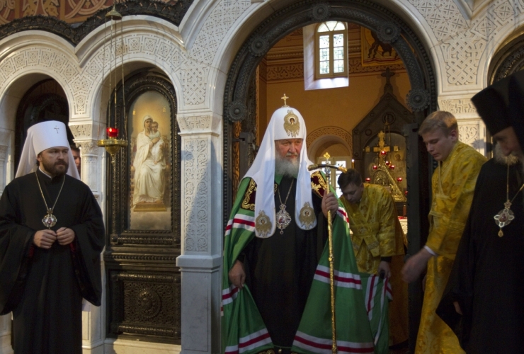Patriarch Kirill (C), the head of the Russian Orthodox Church, visits the Church of Mary Magdalene on the Mount of Olives outside Jerusalem's Old City November 12, 2012. Photo:REUTERS / Ronen Zvulun